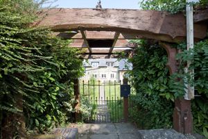 Manor Farm Cottage_Gateway- click for photo gallery